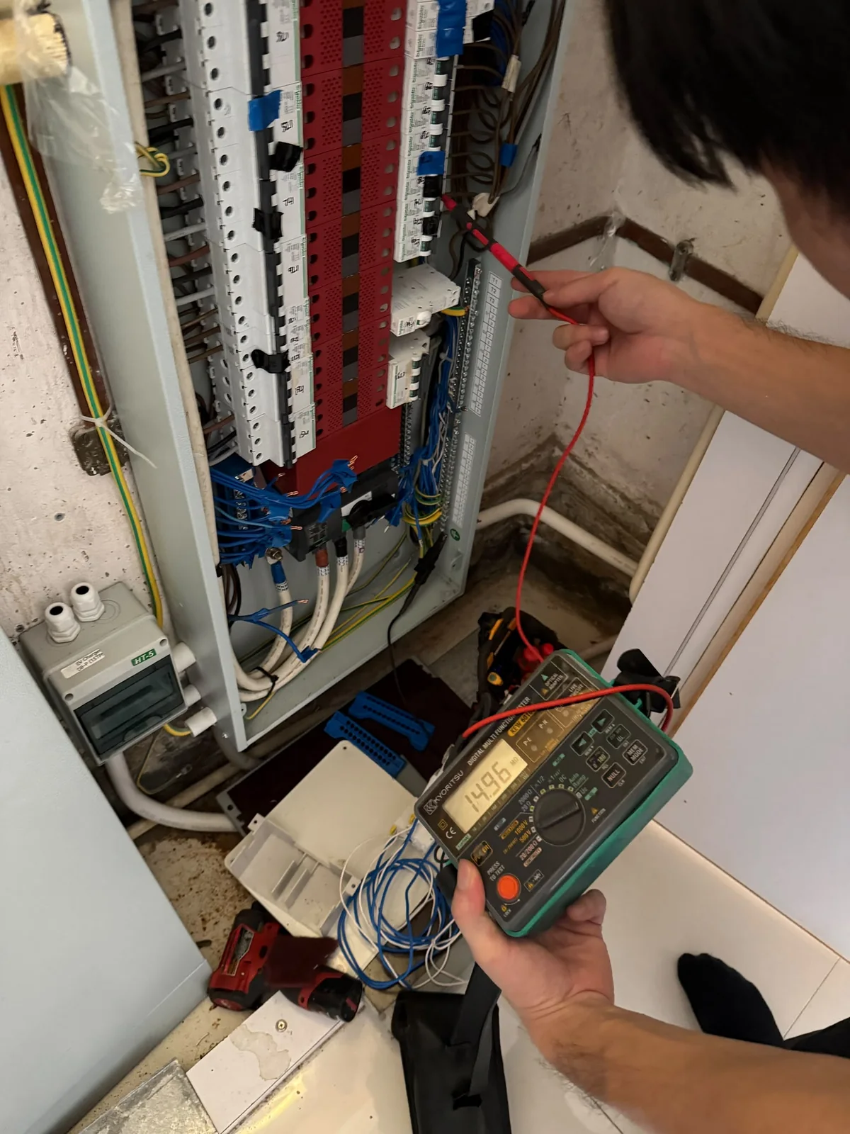 俊泓工程人員為新界東獨立屋配電箱進行電力安全測試