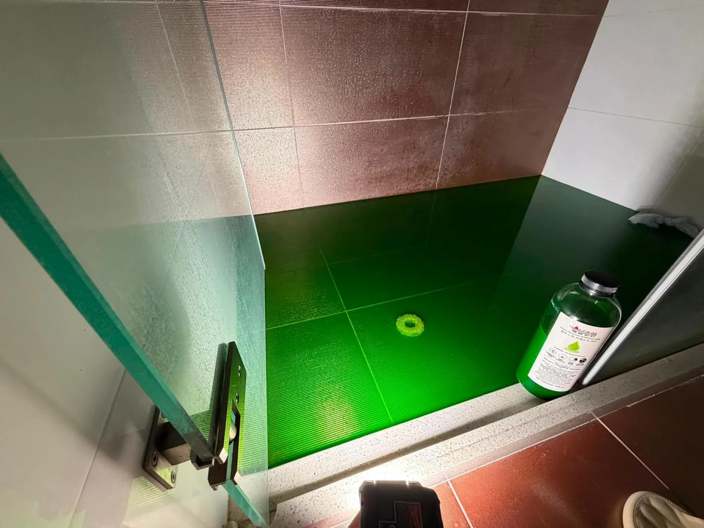 俊泓工程實際進行 UV 螢光色水浸水測試