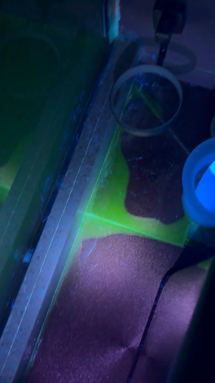 UV 光下可見螢光示蹤水在地台邊位留下可辨識路徑
